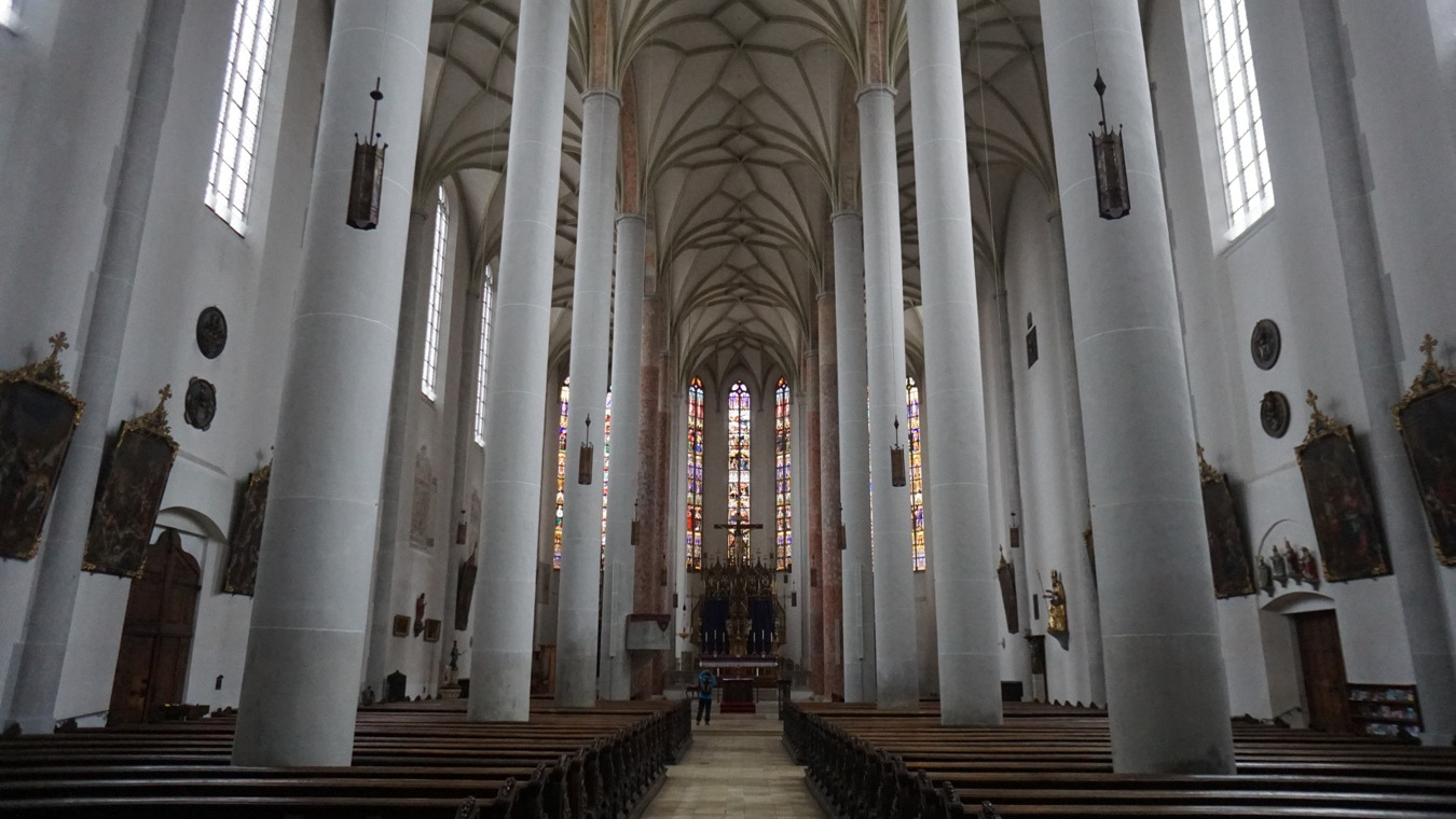 Das Innere der St. Martins Kirche in Lauingen.