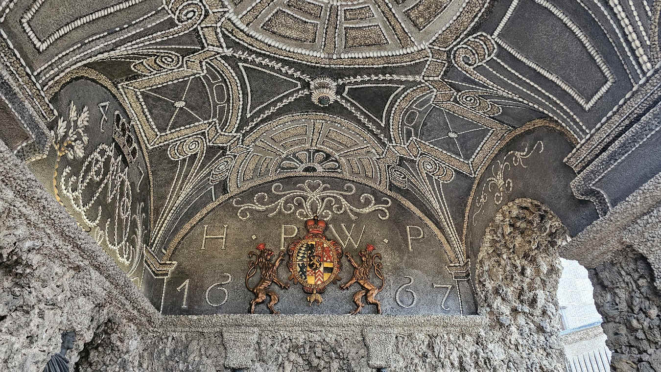 Die große Grottenhalle auf Schloss Neuburg.