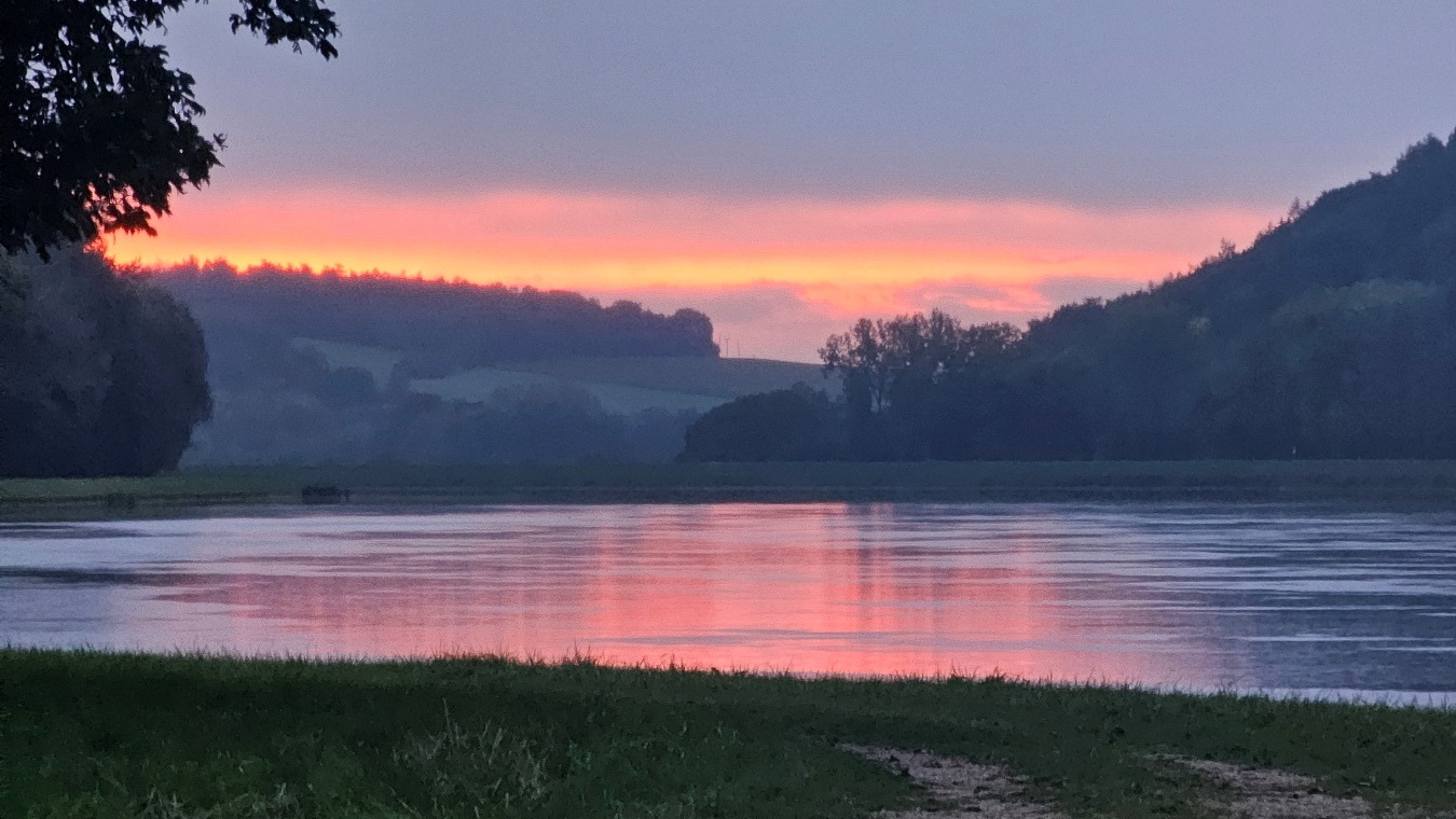 Der Sonnenuntergang hinter dem Stausee von Bittenbrunn.