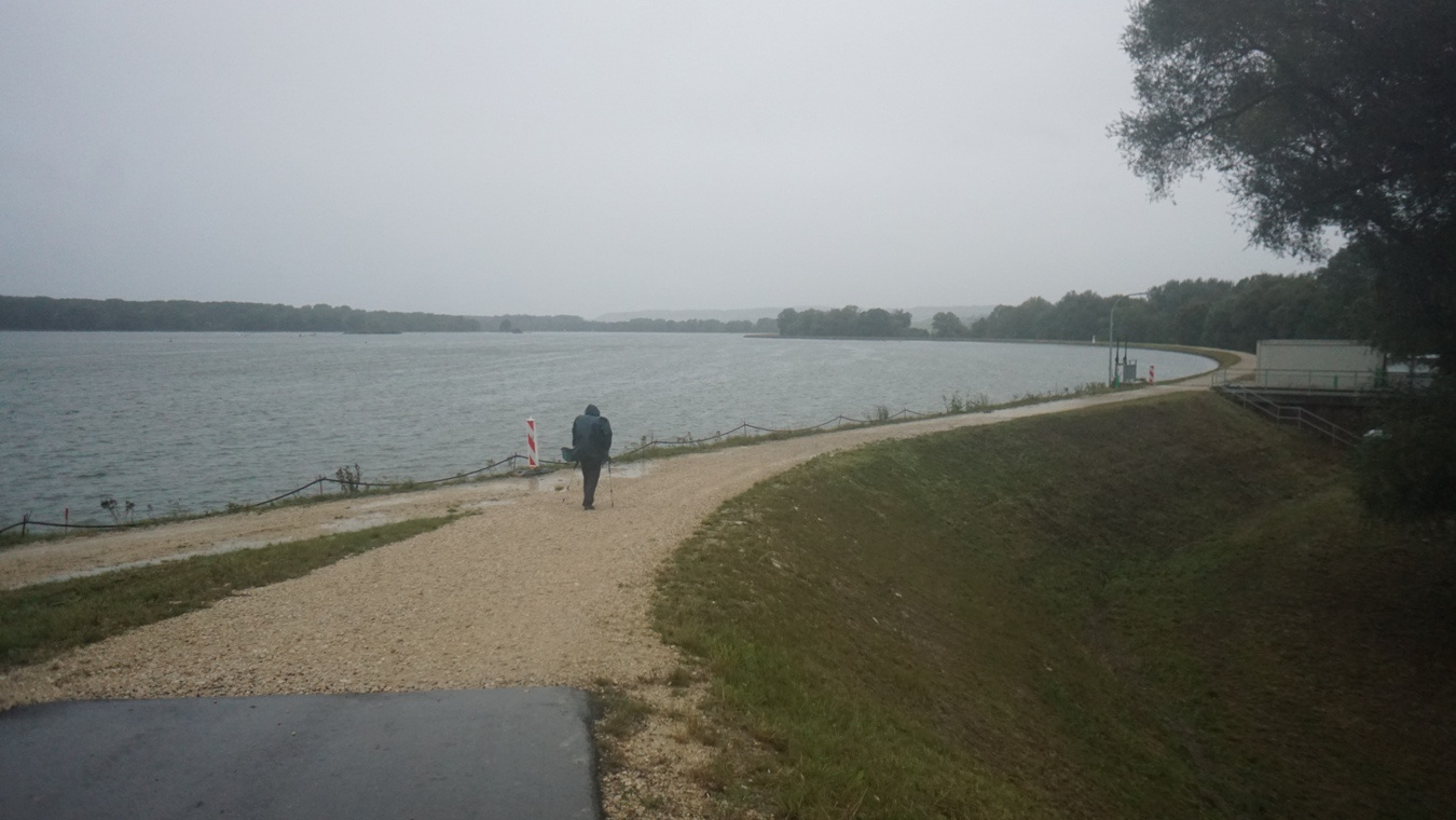 Die Donau hinter dem Kraftwerk Bertoldsheim.