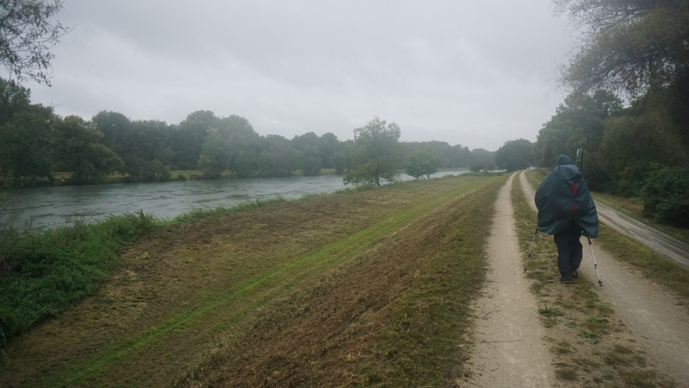 Der Deichweg an der Donau nach Marxheim.