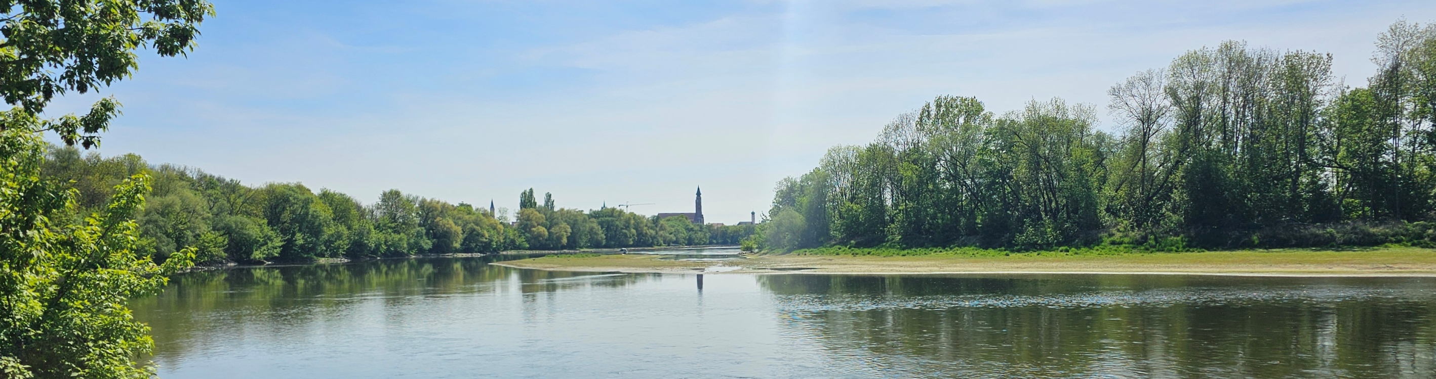 Der Blick vom Bschlacht über die Donau auf Straubing.